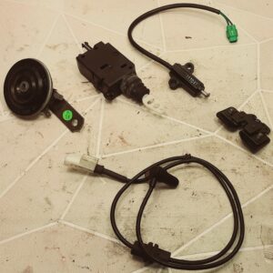 Lot pour Peugeot Satelis 125: klaxon, capteur...